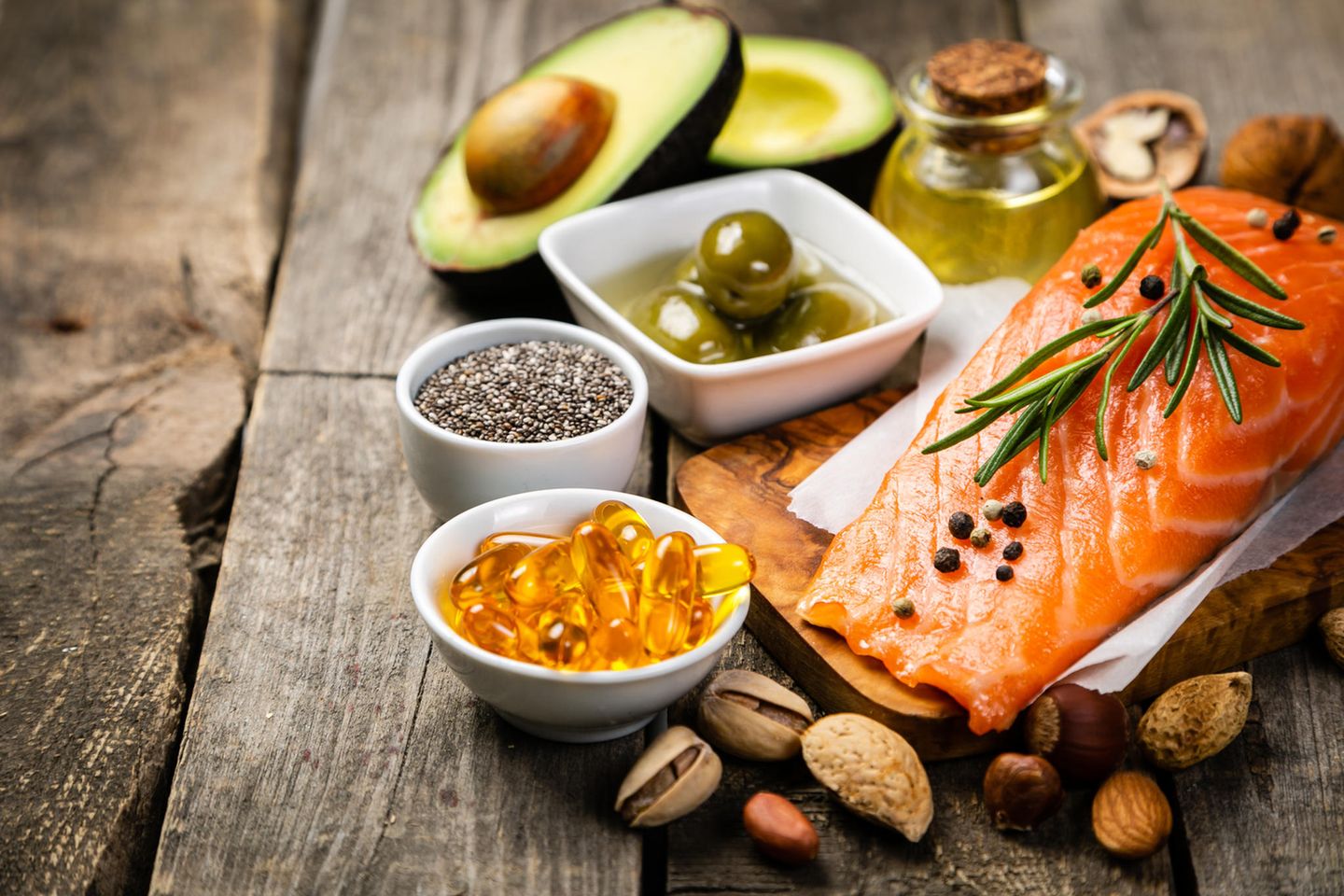 Allergien vorbeugen: Omega-3-reiche Lebensmittel, wie Lachs, Avocado, Nüsse
