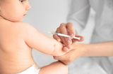 Allergien vorbeugen: Baby bekommt eine Impfung in den Arm