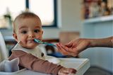 Allergien vorbeugen: Baby wird mit einem Löffel gefüttert