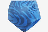Sportlich, mit grafischem Kick! Die hochgeschnittene Bikinihose von Adidas by Stella McCartney gibt dem wachsenden Babybauch genügend Halt, ohne dabei einzuengen. Durch die blaue Farbgebung sieht das Höschen aus, wie dem Ozean entsprungen. In "True Blue", kostet ca. 90 Euro. 