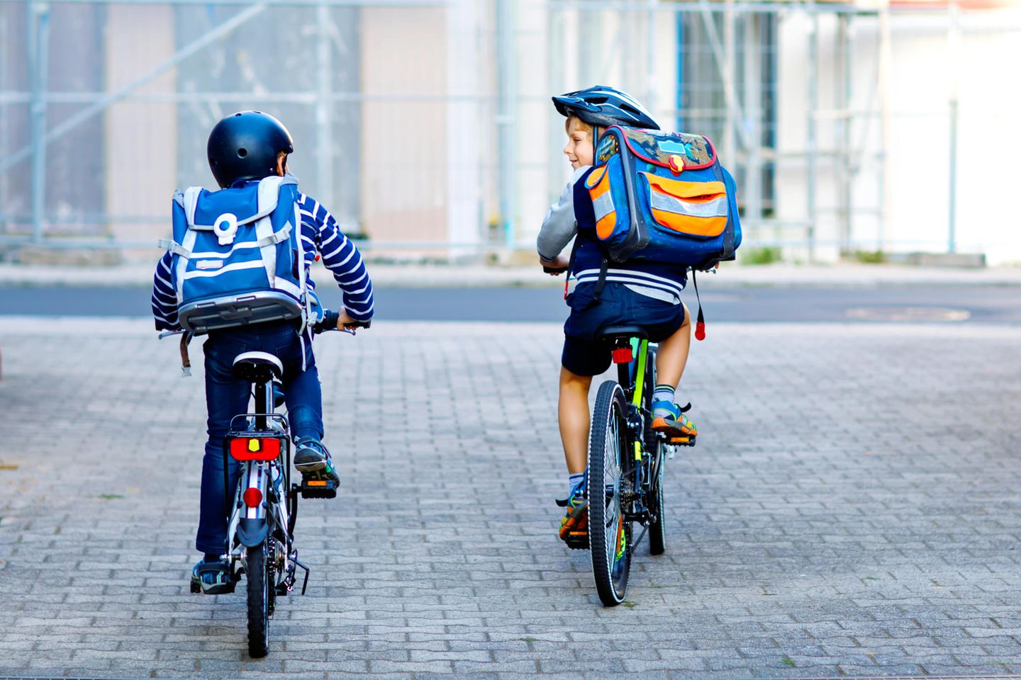 Risiko "Elterntaxi": Zwei Kinder fahren mit dem Fahrrad