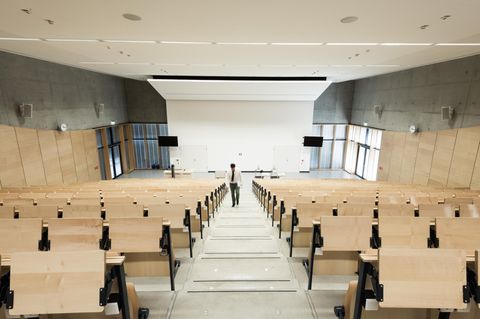 Ein fast leerer Hörsaal an einer Universität