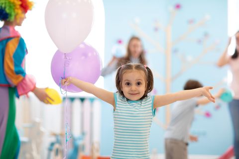 Geburtstagskind spielt mit Luftballon