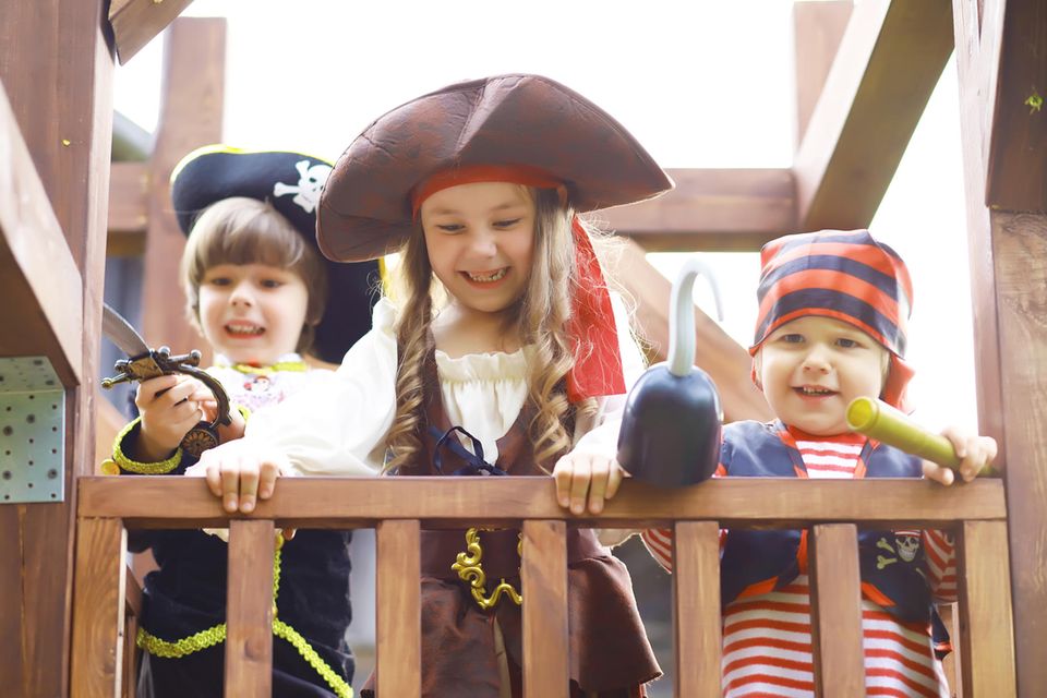 Kinder sind als Piraten gekleidet