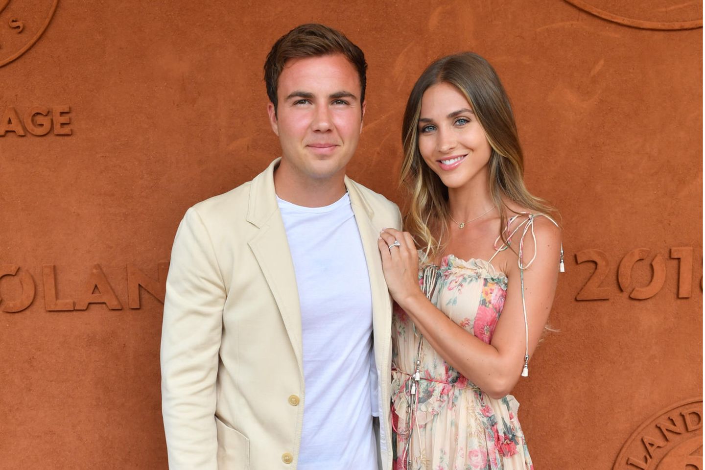 Ann-Kathrin + Mario Götze: The couple in front of a brown background
