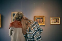 Kino, Theater, ein Museumsbesuch oder vielleicht Ballett? Es gibt viele kulturelle Veranstaltungen, die ihr gemeinsam besuchen könnt. Es könnte auch das Programm eines:einer Komiker:in sein oder möglicherweise ein Poetry Slam oder sogar ein Konzert. Such dir etwas aus, das deiner Mutter gefallen könnte und (falls ihr nicht die gleiche Musik hört:) etwas, bei dem deine Ohren am Ende nicht leiden.