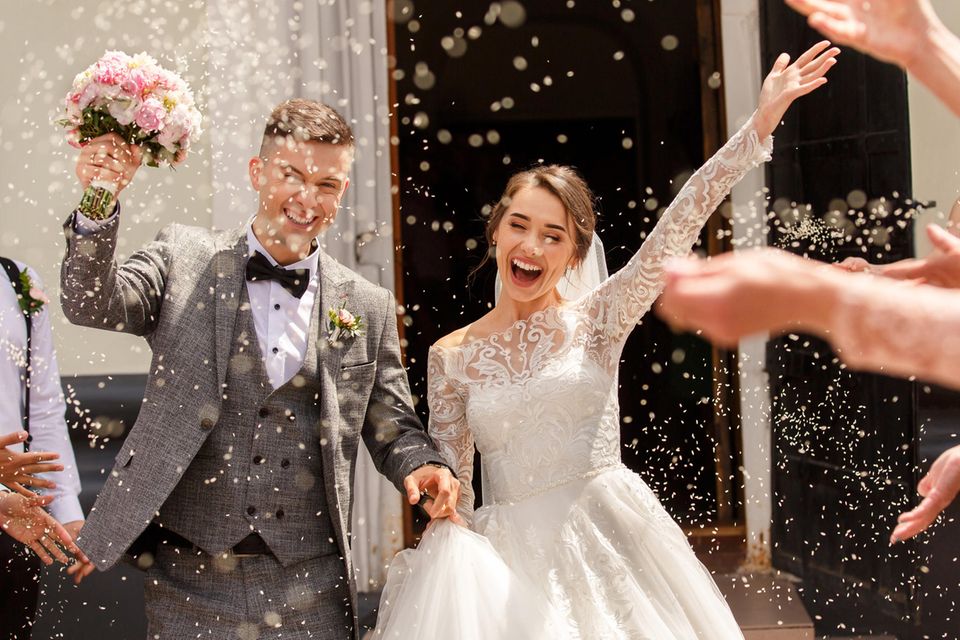 Hochzeitspaar wird mit Reis beworfen