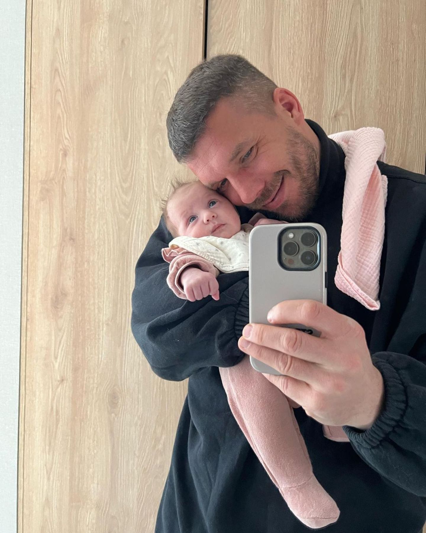 Kinder der Stars: Lukas Podolski mit Baby Ella