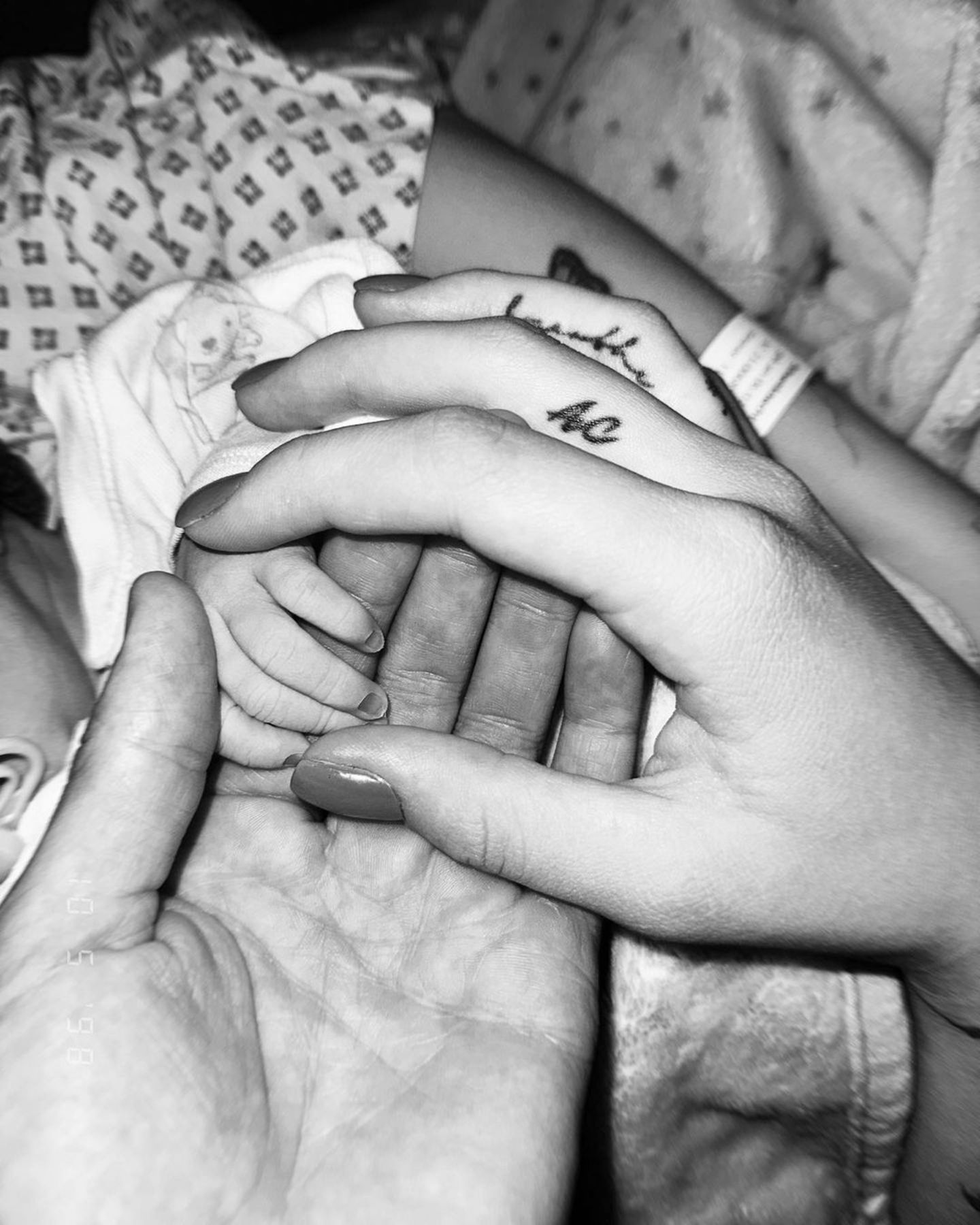 Star-Babys: Cheyenne Savannah Ochsenknecht hält Hand ihres Babys