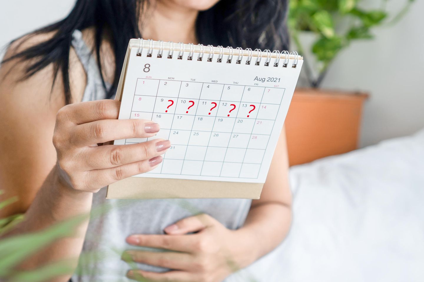 Periode bleibt aus: Frau mit Kalender in der Hand