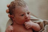 Eigenständige Geburt: Neugeborenes Baby