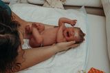Eigenständige Geburt: Hebamme versorgt das Baby