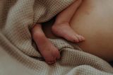 Eigenständige Geburt: Füße des Babys