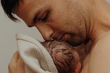 Eigenständige Geburt: erster Kontakt zwischen Vater und Baby