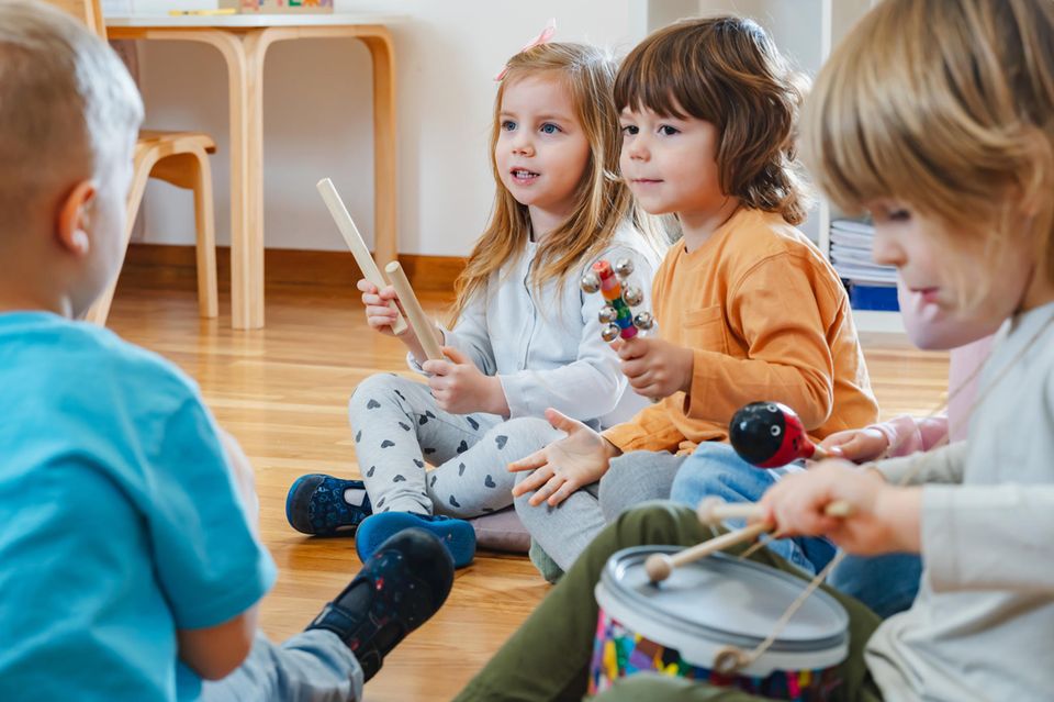 Kinder musizieren gemeinsam mit einfachen Musikinstrumenten.