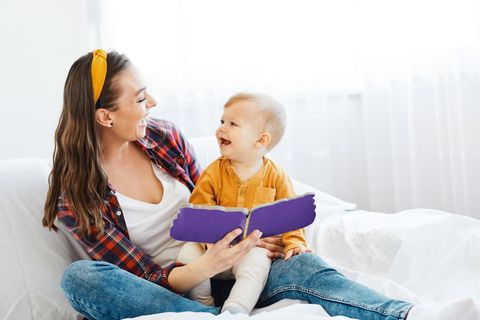 Mutter erzählt fröhlich mit ihrem Baby