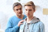Narzisstische Eltern: Vater steht hinter Sohn