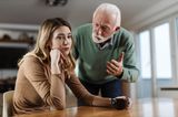 Narzisstische Eltern: Vater redet mit Tochter