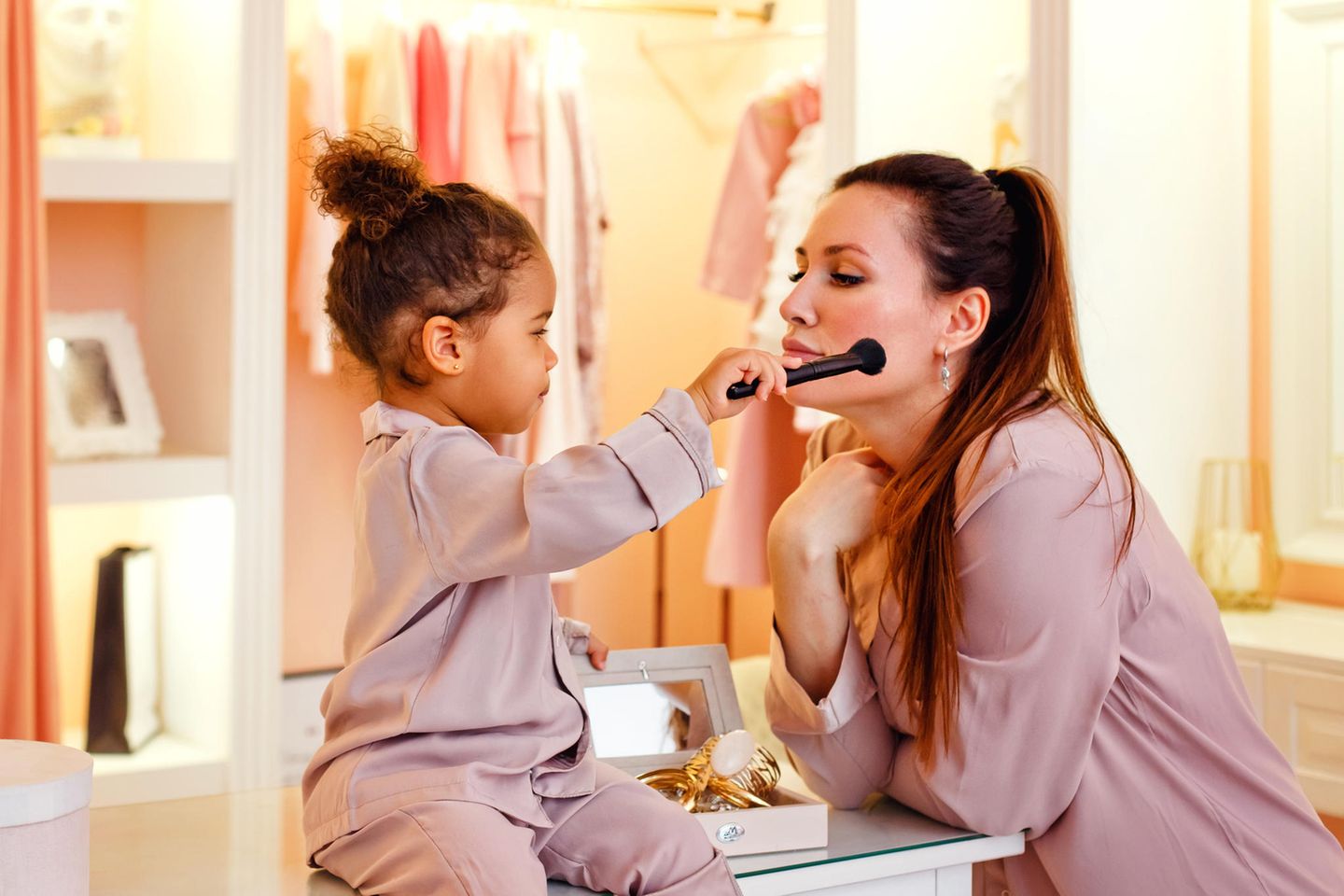 Mutter lässt sich von ihrem Kind schminken