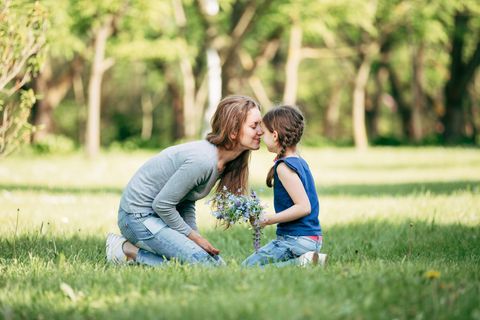 Familienkur beantragen: Mutter und Tochter im Gras