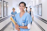 Mutmacher in der Kinderwunschzeit: Eine lächelnde Krankenhausmitarbeiterin im blauen Kittel