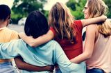 Mutmacher in der Kinderwunschzeit: Vier junge Frauen stehen in einer Reihe und halten sich im Arm