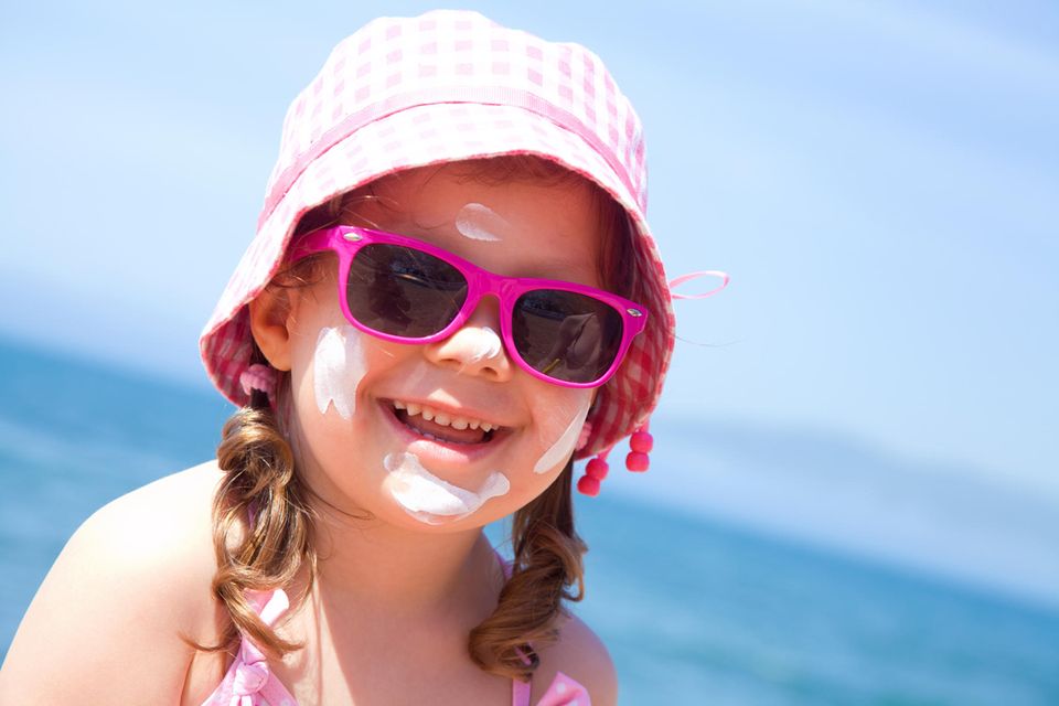 4 Sonnenschutz-Tipps, mit denen du dein Kind bestmöglich schützen kannst