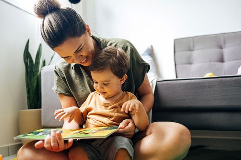 Kinderbücher ab 2 Jahren: Mutter liest Bilderbuch mit Kleinkind
