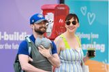 Babytragen dre Stars: Daniel Radcliffe mit Baby und Frau Erin Darke