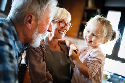 3 Tipps, wie du auf Großeltern reagieren kannst, die Grenzen überschreiten