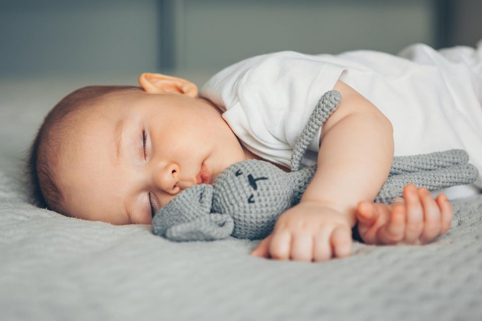 Einschlafhilfen für Babys: Baby hat Kuscheltier im Arm