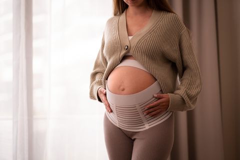 Bauchgurt in der Schwangerschaft: Schwangere trägt einen Bauchgurt
