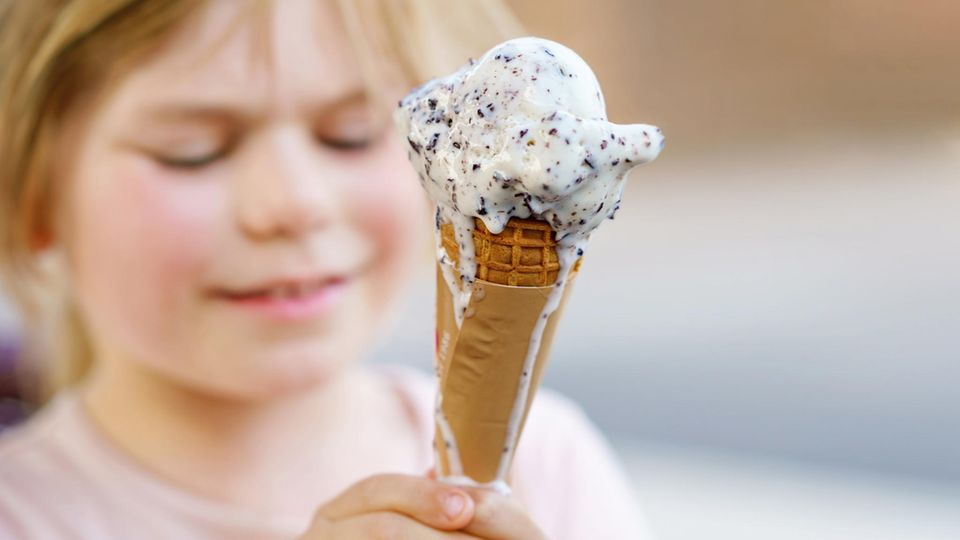 Klebrige Hände So bleiben die Finger nach dem Eis essen sauber Eltern.de