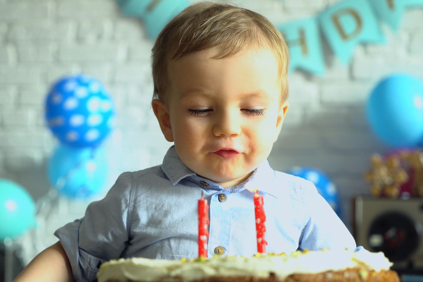 Geschenke für 2-Jährige: Kleinkind freut sich über Geburtstagskuchen