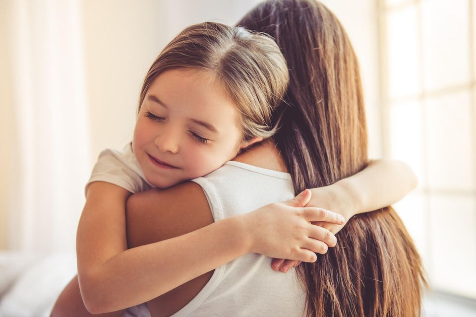 Alltagsbooster: Mutter und Tochter umarmen sich