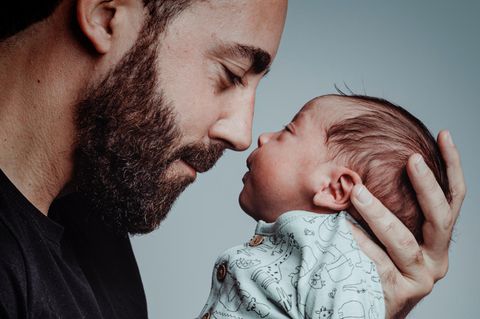 Wohlfühltipps für den Papa im Wochenbett: Vater mit Säugling