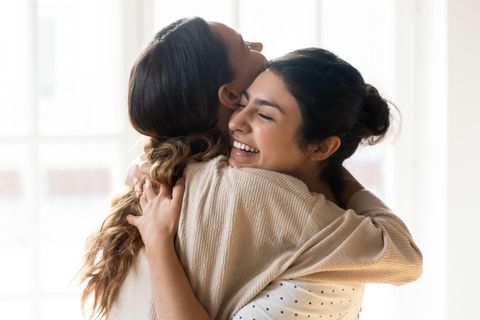 Geschenk für Hebamme: Zwei Frauen umarmen sich