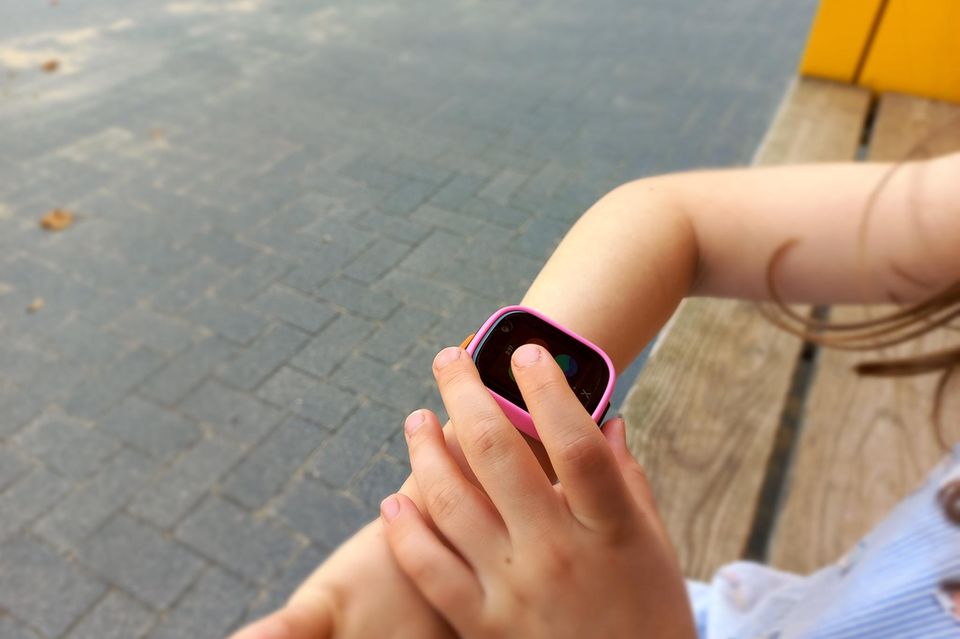 Xplora X6 Play Smartwatch: Kind tippt auf dem Schulhof auf der Smartwatch