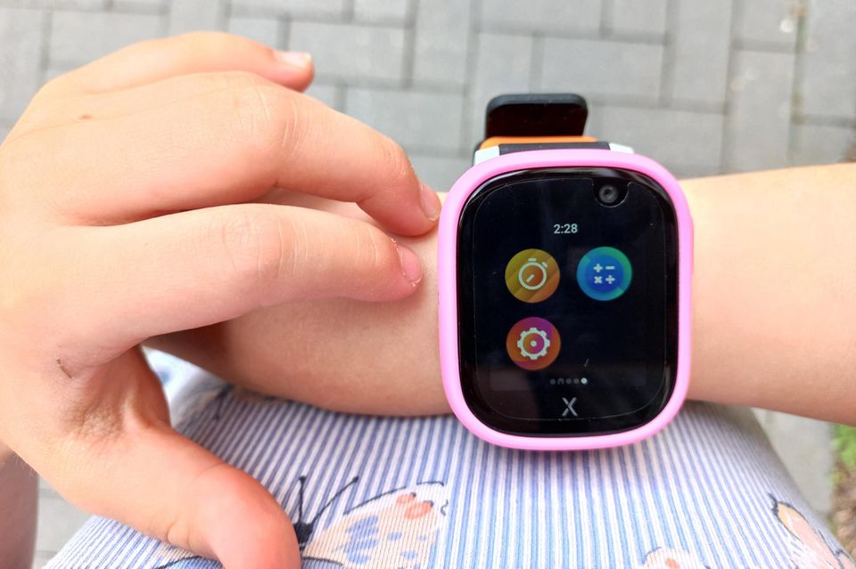 Xplora Smartwatch am Arm eines Kindes mit Sicht auf Apps