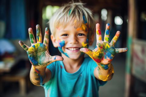 Kind mit Farbe an den Händen