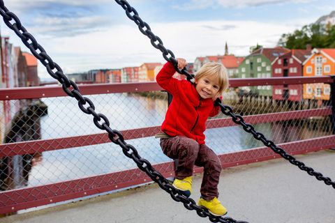 Norwegische Jungennamen: Junge hält sich auf einer Brücke fest