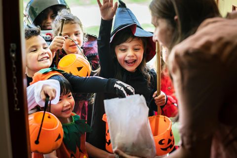 Halloween-Gedichte: Kinder fordern Süßes oder Saures an der Haustür