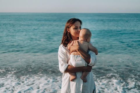 Die besten Reiseziele mit Baby: Mutter mit Baby am Strand