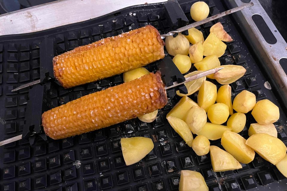 KitchBo: Umgekippte Maiskolben-Spieße, gelandet auf Kartoffelecken