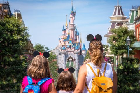 Mutter mit zwei Kindern in Disney-Land | Persönlichkeitstest: Welche Disney-Figur seid ihr?