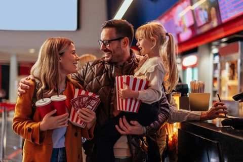 Erster Kinobesuch: Eltern gehen ins Kino mit ihrer Tochter