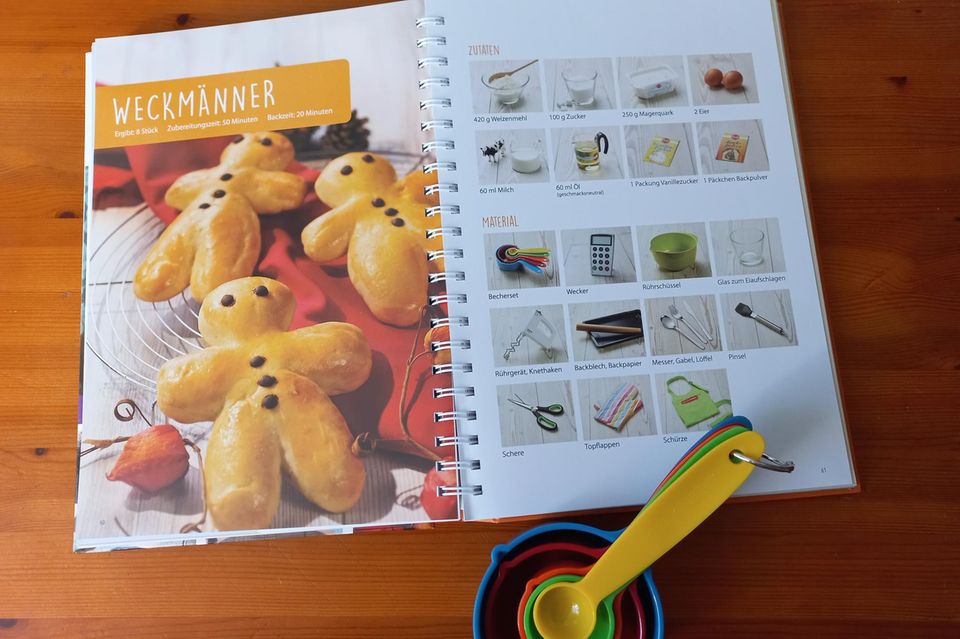 Kinderleichte Becherküche: Zutatenliste für Weckmänner und Becher auf Küchentisch