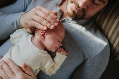 Vaterurlaub nach der Geburt - Baby entspannt auf Papas Bauch