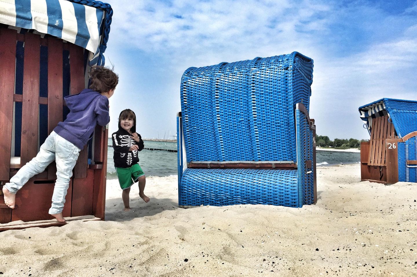 Macht Laune: Im Sand toben und zwischen Strandkörben Verstecken spielen