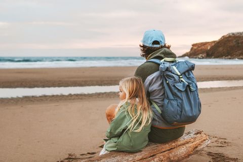 So beeinflusst Papa-Zeit das Bildungsniveau: Vater und Tochter sitzen am Strand